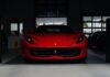 Najlepsze używane Ferrari do 500 tysięcy złotych – przewodnik po rozsądnych marzeniach Czerwone Ferrari sportowe zaparkowane w nowoczesnym garażu