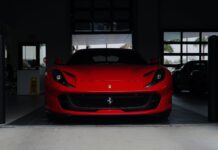 Czerwone Ferrari sportowe zaparkowane w nowoczesnym garażu