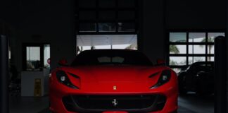 Czerwone Ferrari sportowe zaparkowane w nowoczesnym garażu