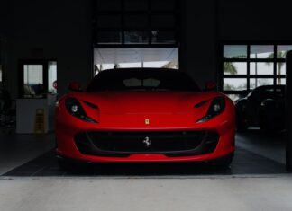 Czerwone Ferrari sportowe zaparkowane w nowoczesnym garażu