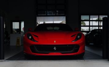 Najlepsze używane Ferrari do 500 tysięcy złotych – przewodnik po rozsądnych marzeniach Czerwone Ferrari sportowe zaparkowane w nowoczesnym garażu