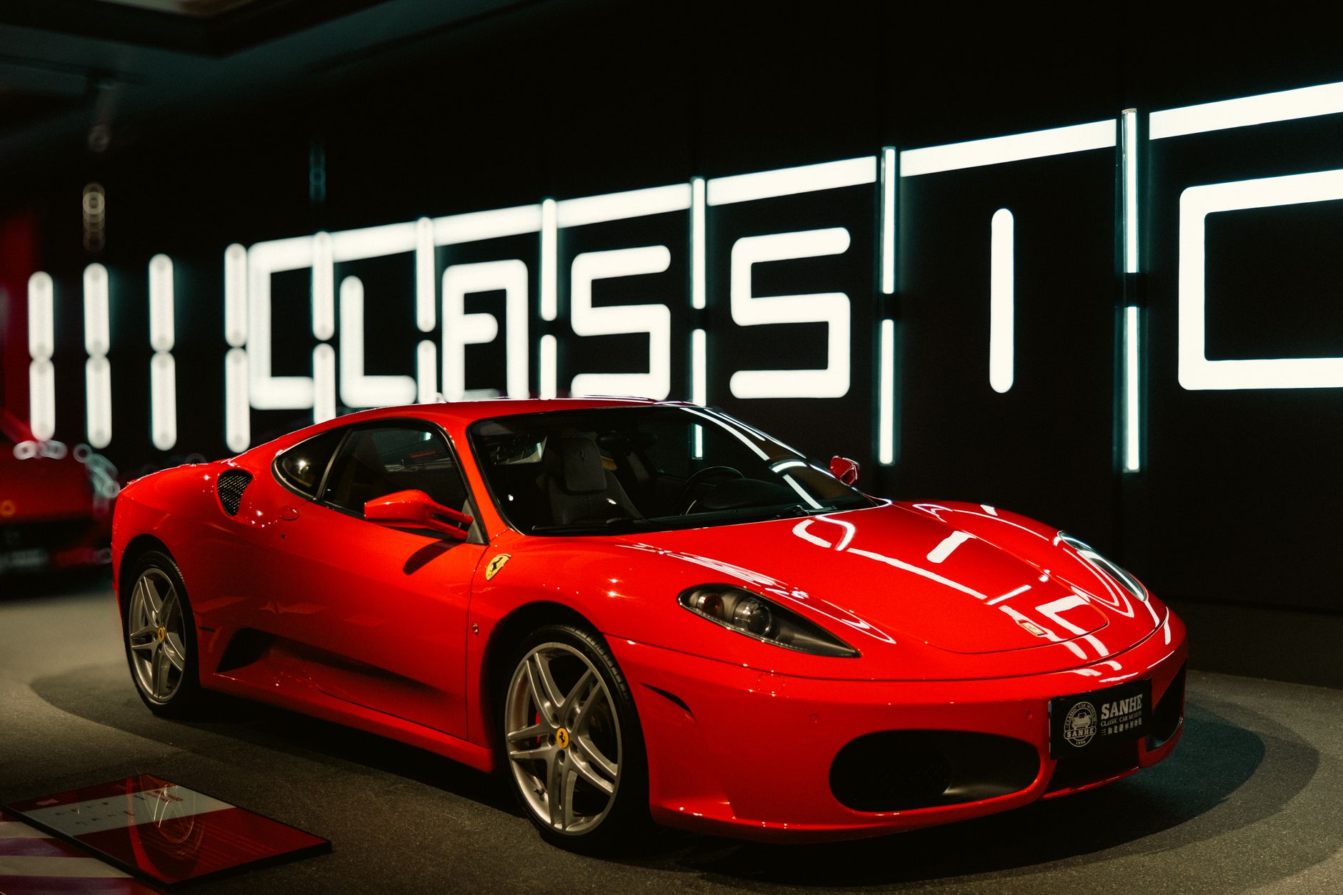 Czerwone Ferrari w nowoczesnym, eleganckim salonie samochodowym