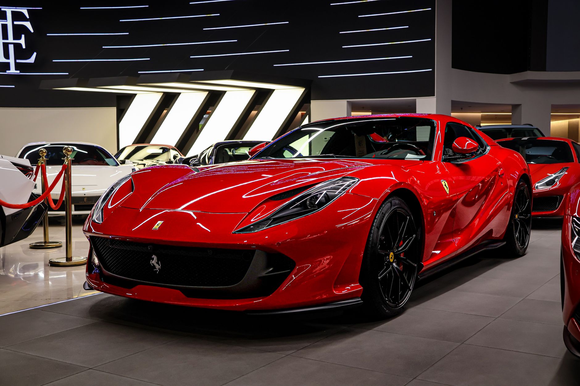 Czerwone Ferrari w nowoczesnym salonie samochodowym