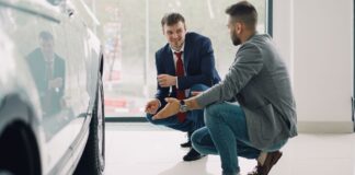 Dwóch mężczyzn ogląda wyposażenie Hyundaia w salonie samochodowym