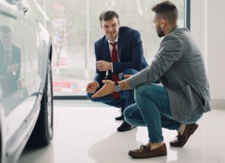 Dwóch mężczyzn ogląda wyposażenie Hyundaia w salonie samochodowym