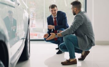 Dwóch mężczyzn ogląda wyposażenie Hyundaia w salonie samochodowym