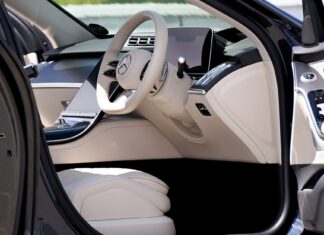 Luksusowe, nowoczesne wnętrze sedana Geely Emgrand z eleganckimi detalami