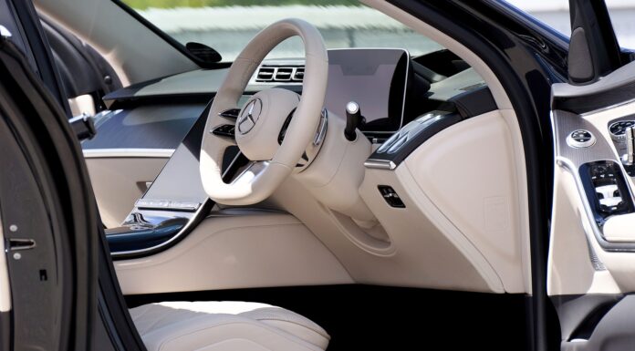 Luksusowe, nowoczesne wnętrze sedana Geely Emgrand z eleganckimi detalami