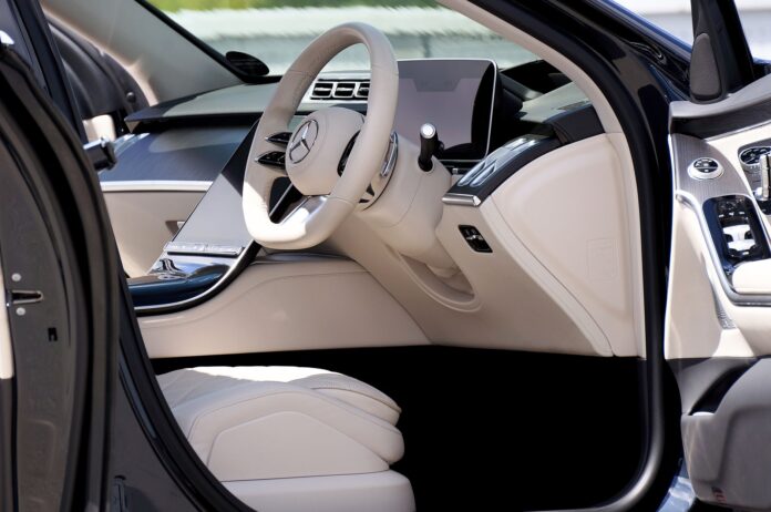 Luksusowe, nowoczesne wnętrze sedana Geely Emgrand z eleganckimi detalami