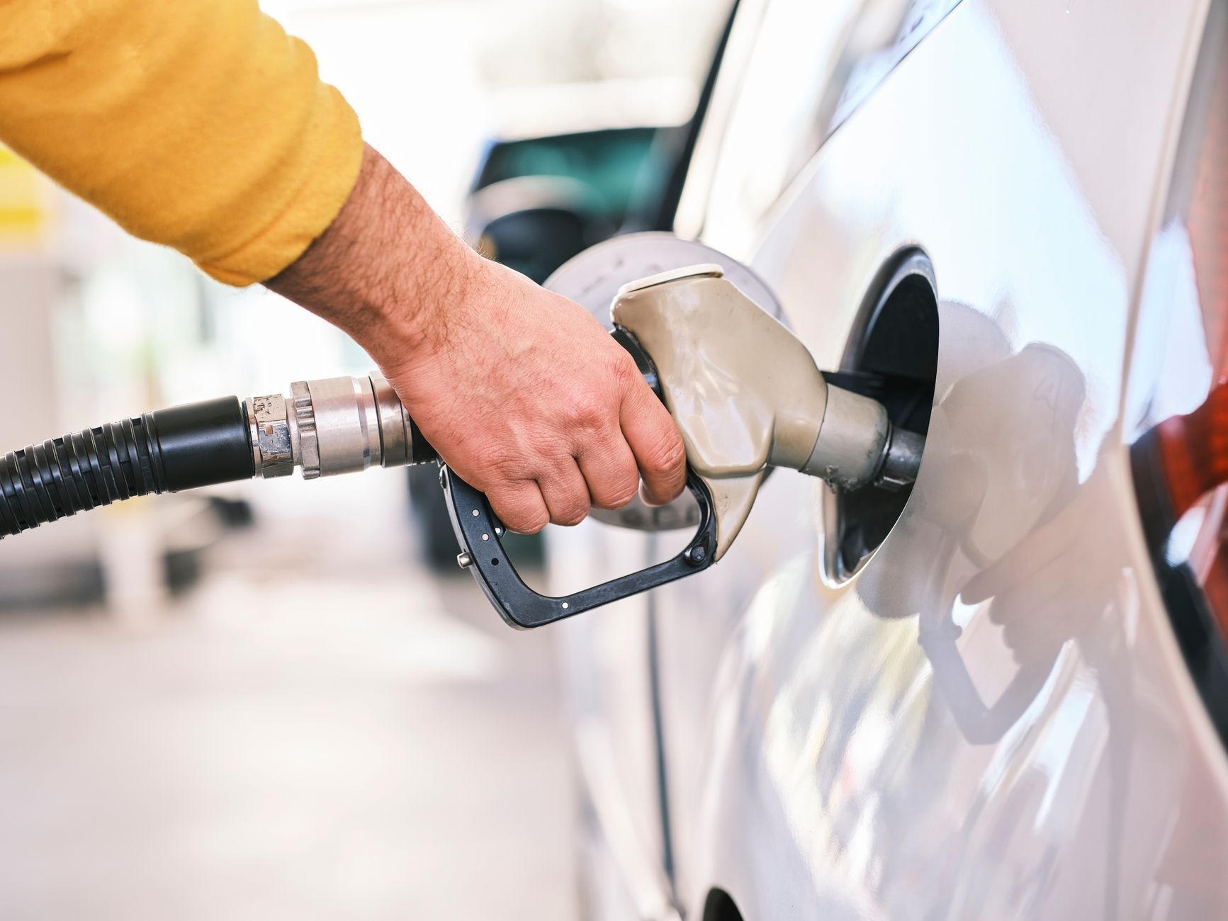 Tankowanie volkswagena pistoletem gazowym na stacji paliw