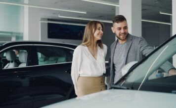 Volvo na firmę: leasing, wynajem długoterminowy czy zakup za gotówkę – co się najbardziej opłaca Uśmiechnięta para ogląda nowe Volvo w salonie samochodowym