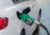 Porównanie Volkswagenów z LPG i TDI: co bardziej się opłaca przy obecnych cenach paliw, przeglądach i typowych problemach eksploatacyjnych Zielony dystrybutor tankujący białego Volkswagena na stacji paliw