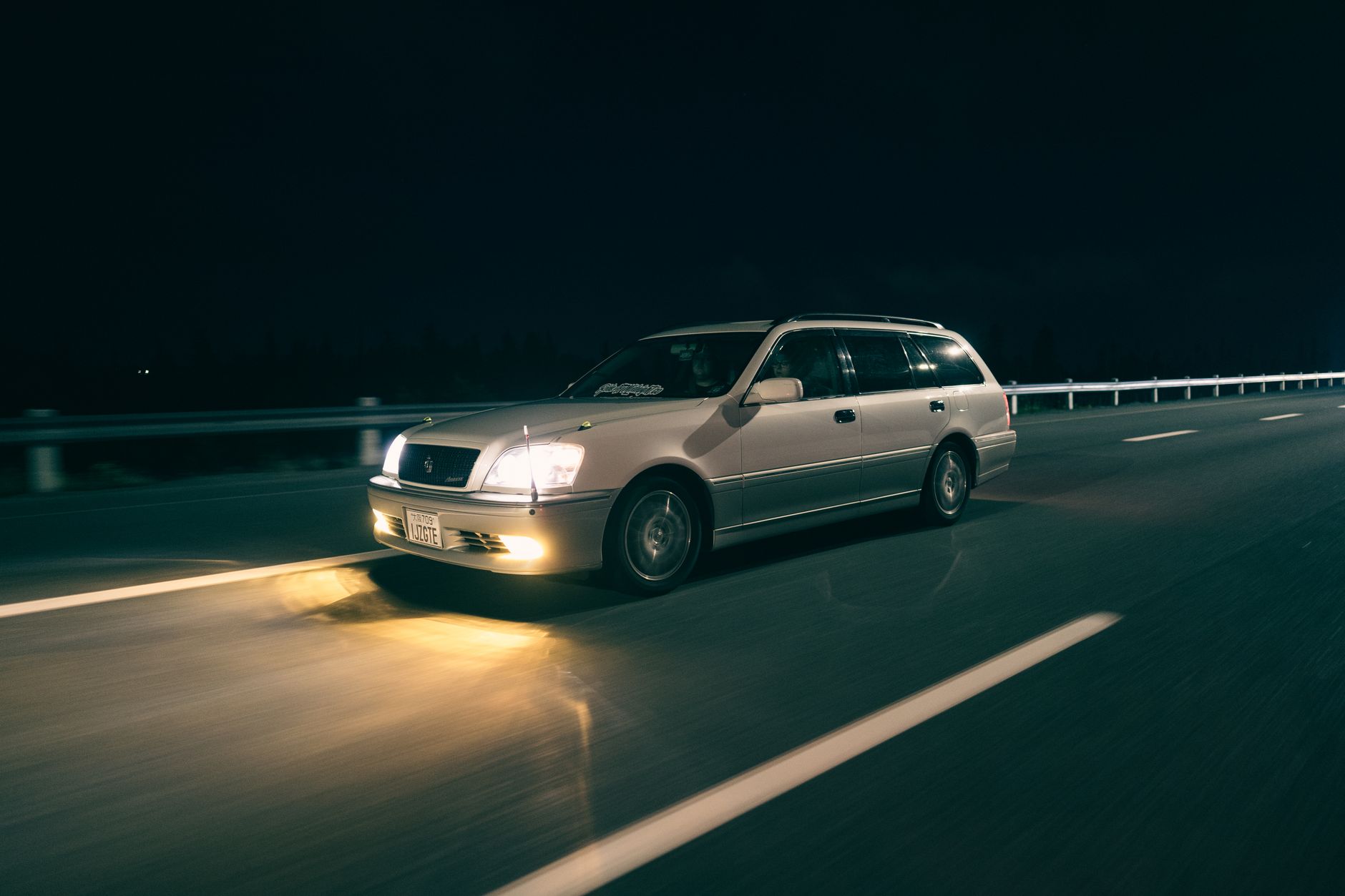 Chevrolet Cruze kombi nocą na pustej autostradzie