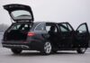 Czarny Chevrolet kombi z otwartym bagażnikiem i drzwiami, prezentacja wnętrza