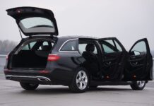 Chevrolet Cruze kombi jako auto firmowe: spalanie, trwałość diesla i komfort codziennej pracy Czarny Chevrolet kombi z otwartym bagażnikiem i drzwiami, prezentacja wnętrza