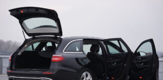 Czarny Chevrolet kombi z otwartym bagażnikiem i drzwiami, prezentacja wnętrza