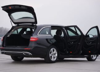Chevrolet Cruze kombi jako auto firmowe: spalanie, trwałość diesla i komfort codziennej pracy Czarny Chevrolet kombi z otwartym bagażnikiem i drzwiami, prezentacja wnętrza