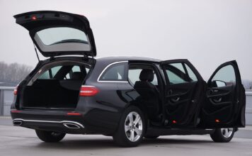 Czarny Chevrolet kombi z otwartym bagażnikiem i drzwiami, prezentacja wnętrza