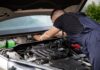 Mechanik serwisuje silnik samochodu w warsztacie Mercedesa