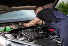 Mechanik serwisuje silnik samochodu w warsztacie Mercedesa