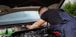 Mechanik serwisuje silnik samochodu w warsztacie Mercedesa