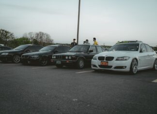 Wieczorne spotkanie fanów BMW przy zaparkowanych samochodach