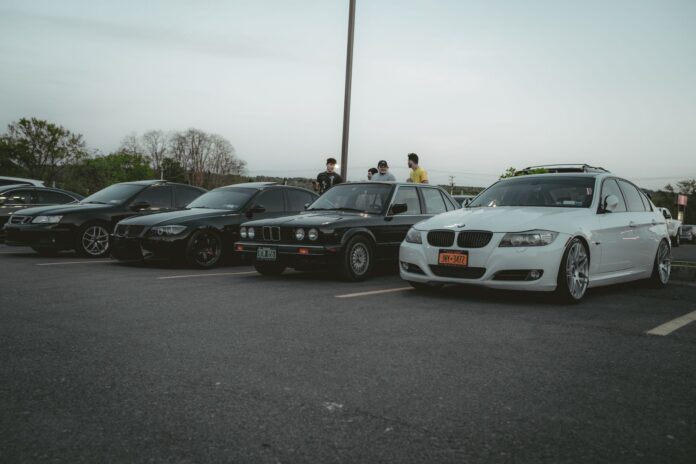 Wieczorne spotkanie fanów BMW przy zaparkowanych samochodach