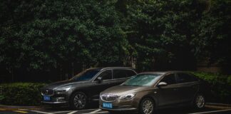 SUV i sedan zaparkowane obok siebie na zacienionym parkingu miejskim