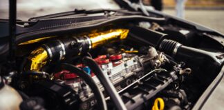 Zbliżenie na sportowy silnik Mazdy z widocznymi detalami mechaniki
