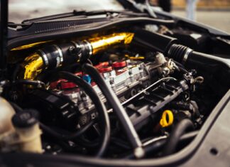 Zbliżenie na sportowy silnik Mazdy z widocznymi detalami mechaniki