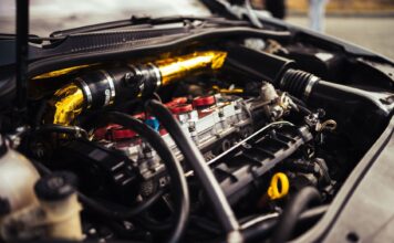 Zbliżenie na sportowy silnik Mazdy z widocznymi detalami mechaniki
