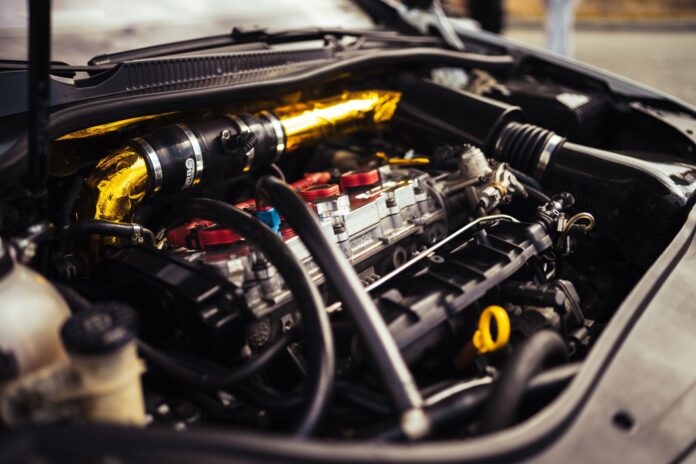 Zbliżenie na sportowy silnik Mazdy z widocznymi detalami mechaniki