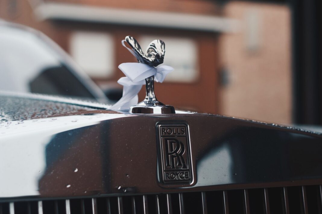 Figurka Spirit of Ecstasy na masce Rolls-Royce’a pokryta kroplami deszczu