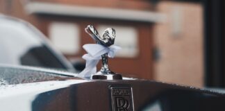 Figurka Spirit of Ecstasy na masce Rolls-Royce’a pokryta kroplami deszczu