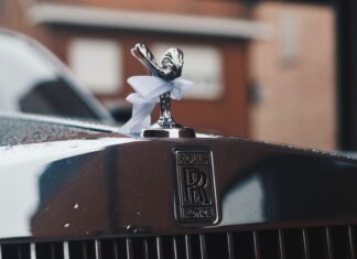 Figurka Spirit of Ecstasy na masce Rolls-Royce’a pokryta kroplami deszczu
