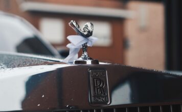 Figurka Spirit of Ecstasy na masce Rolls-Royce’a pokryta kroplami deszczu