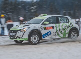 Rajdowy Peugeot pędzący przez śnie